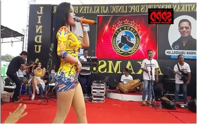 Indonesian Erotic Dance - Pretty Sintya Riske Wild Dance on stage